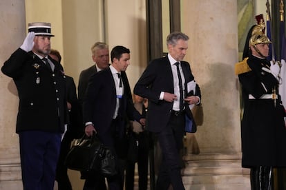 El primer ministro holandés, Dick Schoof, en el centro, sale del Palacio del Elíseo, después de una reunión informal de líderes de países clave de la Unión Europea y el Reino Unido, en París.