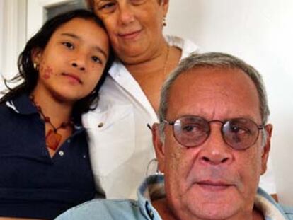 Raúl Rivero, con su esposa, Blanca, y su hija adoptiva, Yenia, en su casa de La Habana a las pocas horas de ser liberado.