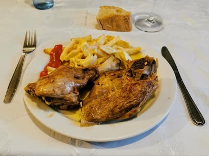 Ahí va una racioncita de su pollo en salsa