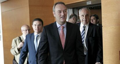 El presidente Fabra, acompañado de Castellano y Blasco, tras la reunión del grupo parlamentario en las Cortes.