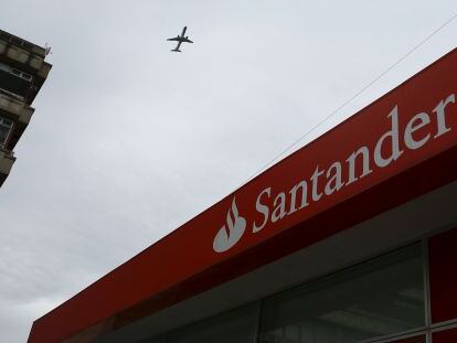 Logotipo de Banco Santander R&iacute;o en una oficina de Buenos Aires (Argentina).