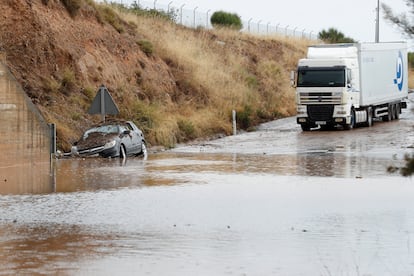 Vehículo afectado por las inundaciones en una carretera próxima a la localidad zaragozana de Grisén, este sábado.