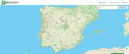 Distribución de los puntos de recarga en España en la web Electromaps. Los puntos verdes significan que la estación está disponible para usarse; los azules es que están ocupados; los rojos están fuera de servicio y los grises significa que no hay información disponible.