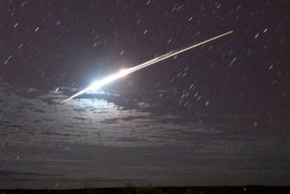 Rastro luminoso en el cielo de la sonda <i>Hayabusa</i> y la cápsula que soltó, en su reentrada en la atmósfera terrestre (de izquierda a derecha).