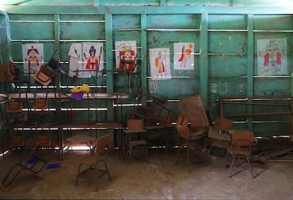 En las paredes de la clase, cuelgan varios dibujos como tiritas en una herida. Es el poco color entre la humedad y el lodo seco. A la maestra, robusta y tajante, se le escapa un suspiro de alivio. “Ellos mismos traen sus dibujitos y los pegan aquí y allá”, explica con una sonrisa triste. Está agotada y sabe que aún queda mucho por hacer.