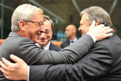 Jean-Claude Juncker (izquierda) saluda a Evánguelos Venizelos, en presencia de Mario Draghi.