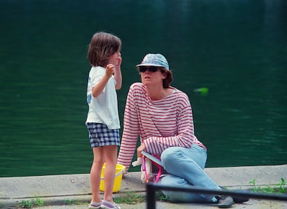 Ha antepuesto su familia a su carrera. Este año Weaver celebrará 40 años de casada con el escritor y director teatral Jim Simpson, erigiéndose así en una de las parejas más estables de todo Hollywood. Se casaron apenas tres meses después de empezar un romance que se fraguó en una de las fiestas del rodaje de 'Los cazafantasmas'. En 1990 nació su hija Charlotte, “la persona más importante” en la vida de la actriz, y que actualmente se identifica como de género no binario. La propia artista ha confesado que tuvo que ir a terapia para poder sobrellevar la culpa por dejar a su marido y a su hija en casa mientras ella se iba a rodar: “Irme a Nueva Zelanda para rodar 'Avatar' mientras mi hija estaba solicitando una plaza en diferentes universidades casi me mata”.