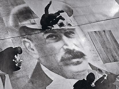 Propaganda y Arte. Fotografías de la instalación-fotomontaje de Gustav Klucis en la plaza Sverdlov de Moscú en 1932.