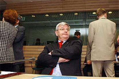 El alemán Joschka Fischer, antes del encuentro de ministros de Exteriores, ayer en Bruselas.