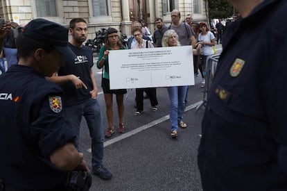 Las concejalas de la CUP en el ayuntamiento de Barcelona, Maria Rovira y María José Lecha ante la sede de la delegación del Gobierno en Barcelona.