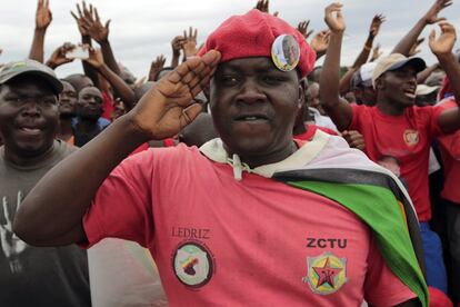 Los partidarios del Movimiento por el Cambio Democrático rinden sus últimos respetos al líder del partido, Morgan Tsvangirai, en Harare (Zimbabue), el lunes 19 de febrero de 2018.
