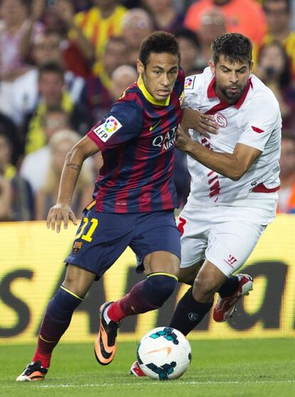 Neymar se marcha del sevillista Coke