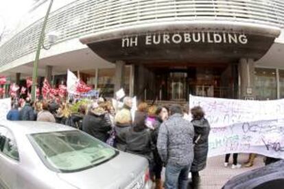 Un momento de la concentración que trabajadores de NH Hoteles han llevado a cabo hoy a las puertas de uno de los hoteles de la compañía en Madrid, en contra del Expediente de Regulación de Empleo (ERE) que ha planteado la empresa y que afecta en la capital a 325 trabajadores.