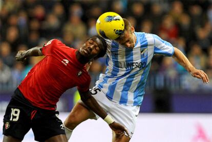 Ibrahima y Monreal disputan un balón aéreo.