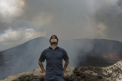 El escritor peruano Renato Cisneros, en el volcán Masaya, en la ciudad nicaragüense del mismo nombre.