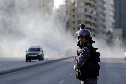 Un policía antidisturbios en la carretera durante una protesta contra la corrupción gubernamental y la situación de desempleo y austeridad en Beirut.