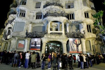 Numerosos visitantes hacen cola a la entrada de 'La Pedrera'