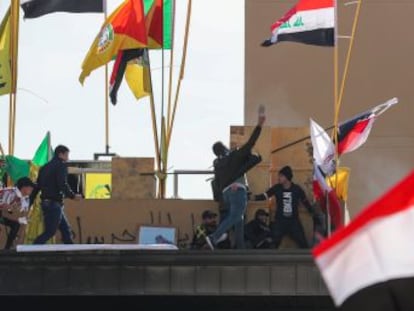 Un grupo de manifestantes mantiene la protesta ante la legación estadounidense en Bagdad tras el ataque del martes a las instalaciones