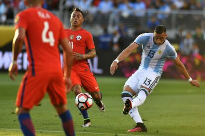 Funes Mori pasa ante Vargas.