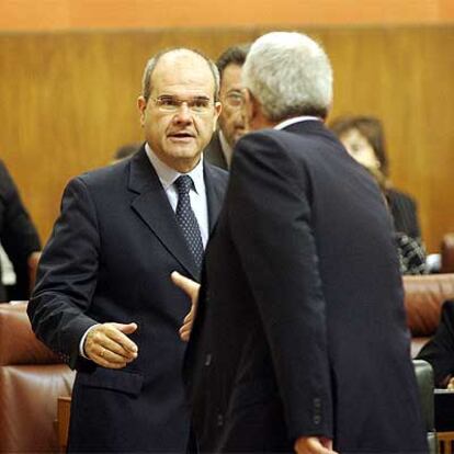 Antonio Ortega (de espaldas) saluda ayer a Manuel Chaves en el Parlamento.