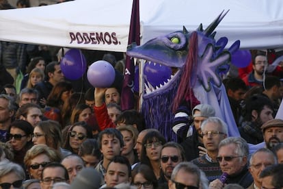 MIQUEL ALBEROLA / KIKE PARA - Podemos irrumpió en el panorama electoral con la quijada muy abierta, como este monstruo con el ojo fosforescente surgido de la imaginación de los asistentes al mitin que la formación ofreció el pasado domingo en Madrid. A tenor de sus rugidos, no pocos han llegado a identificar a este partido con el propio Leviatán, un demonio que venía a zamparse la Constitución de 1978 y a triturar el sistema con sus molares. Sin embargo, Podemos ha ido rebajando la ferocidad de sus propósitos a medida que se ha metido en las elecciones generales. La serpiente dentada ya no solo no come casta, sino que incluso se ha vuelto un poco vegano ante principios, en apariencia, irrenunciables. Ahora marca perfil manso. Solo come globos violáceos.