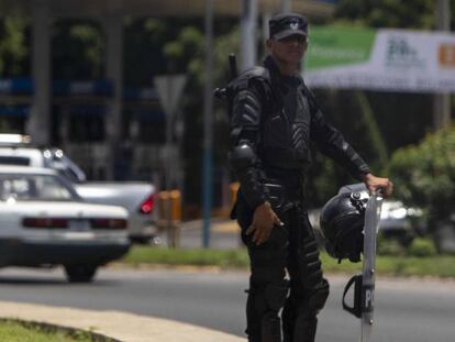 Un policía en una calle de Managua (Nicaragua).
