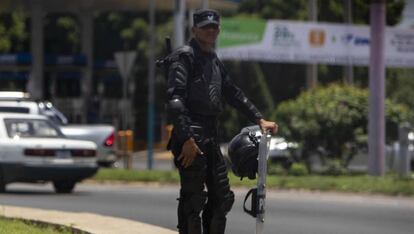 Un policía en una calle de Managua (Nicaragua).