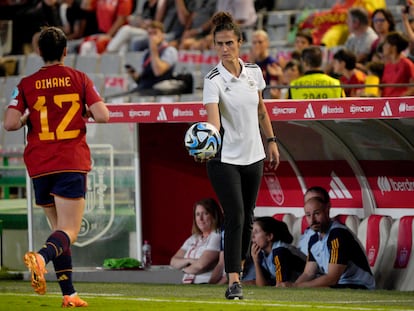 La seleccionadora nacional de fútbol, Montse Tomé, durante el encuentro de Liga de las Naciones entre España y Suiza, disputado en Córdoba.