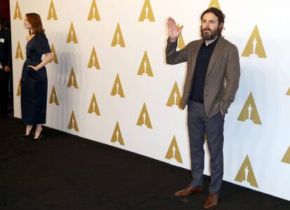 Emma Stone y Casey Affleck, dos de los actores candidatos a llevarse la estatuilla dorada, posan ante los fotógrafos a su llegada al almerzo de los nominados.