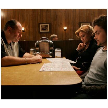 “He llegado tarde a todo”, se lamentaba Tony Soprano al comienzo de 'Los Soprano'. Eso cambiaría 86 episodios después, cuando esperaba, paciente, el reencuentro con su familia. Sin dar la espalda a la puerta del restaurante, el mafioso elegía en la 'jukebox' 'Don’t stop believing'. Un tema de Journey que habla de “desconocidos”, los mismos que entran amenazantes, junto a su mujer Carmela, y su hijo, Anthony. Rumiando los “mejores aros de cebolla del Estado”, en aparente calma, es inevitable, sin embargo, sentir la tensión. Su hija Meadow tarda en aparcar. La puerta se abre por última vez, Tony levanta la vista y… fundido a negro, escuchando ese último “don’t stop”, como insólito desenlace. ¿Padre o gángster? Un final tan ambiguo como el propio antihéroe: atractivo por ser transgresor, merecedor también del castigo. Tú elegías si debía seguir viviendo. ¿Hay mejor final que éste?