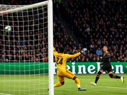 Rodrigo anota el gol de la victoria del Valencia ante el Ajax.