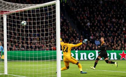 Rodrigo anota el gol de la victoria del Valencia ante el Ajax.