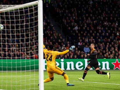 Rodrigo anota el gol de la victoria del Valencia ante el Ajax.