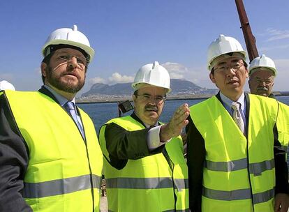 Hormaechea, Zarras y Cho Tae Yul, ayer en su visita al puerto de Algeciras.