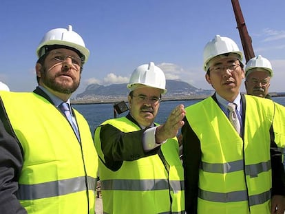 Hormaechea, Zarrías y Cho Tae Yul, ayer en su visita al puerto de Algeciras.
