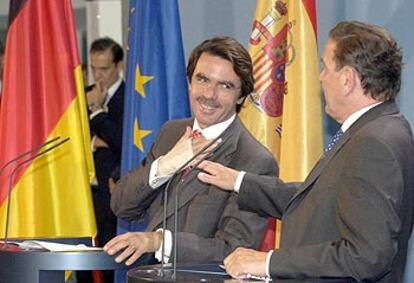 José María Aznar y Gerhard Schröder, durante la rueda de prensa que ofrecieron ayer en la cancillería alemana, en Berlín.