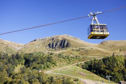 Un teleférico conecta el pueblo de Le Mont-Dore con la base del Puy de Sancy (1.885 metros), el volcán más alto de Francia. Esta zona ofrece una relajada alternativa para esquiar durante el invierno frente a las concurridas estaciones de los Alpes.