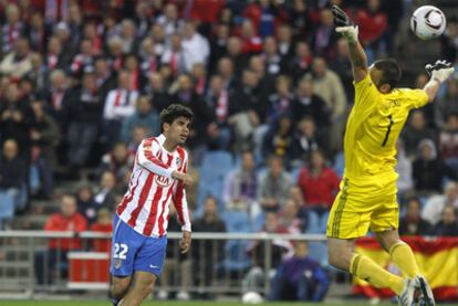 Diego Costa logra el tercer gol del Atlético con un medido cabezazo tras una pared con Agüero.