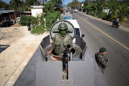 Soldados guatemaltecos patrullan la zona de San Marcos en la frontera con México. 