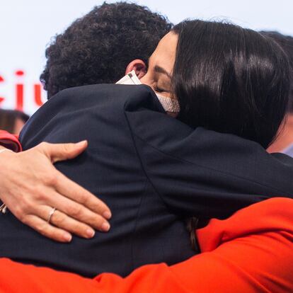 El candidato de Ciudadanos a la Presidencia de la Comunidad de Madrid, Edmundo Bal, abraza a la presidenta del partido, Inés Arrimadas, a 4 de mayo de 2021, en Madrid (España). Durante la comparecencia, ofrecida en la sede de Cs, ha valorado los resultados obtenidos por su formación en los comicios madrileños. Un total de 5.112.658 madrileños han sido llamados a las urnas hoy 4 de mayo, lo que supone 53.406 más de los que fueron convocados en los comicios autonómicos de 2019.
04 MAYO 2021;CIUDADANOS;ELECCIONES;4 MAYO;MADRID
Alejandro Martínez Vélez / Europa Press
05/05/2021