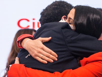 El candidato de Ciudadanos a la Presidencia de la Comunidad de Madrid, Edmundo Bal, abraza a la presidenta del partido, Inés Arrimadas, tras quedarse fuera del parlamento regional.