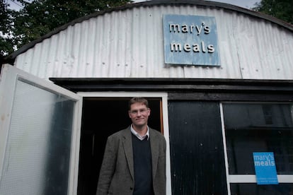 Magnus Macfarlane-Barrow, fundador de la Fundación Mary's Meal, en la puerta del cobertizo del pueblo escocés de Dalmally, Argyll, donde germinó y nació la organización.