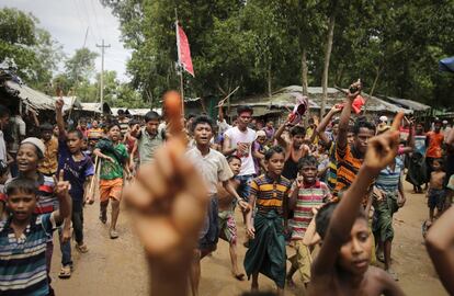 Niños refugiados rohingya gritan consignas durante la protesta en el campamento de Kutupalong, en Bangladesh, el 25 de agosto de 2018.
  