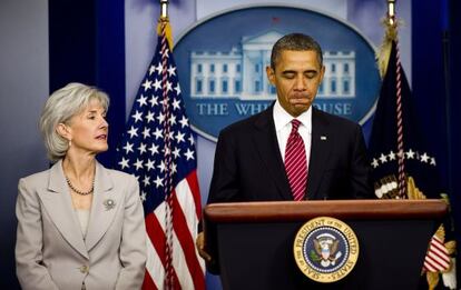 Obama anuncia el cambio a la medida, junto a la secretaria de Sanidad, Kathleen Sebelius.