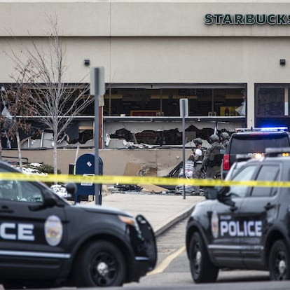 22/03/2021 Ventanas rotas en una tienda de comestibles King Soopers después de un tiroteo el 22 de marzo de 2021 en Boulder, Colorado.
SOCIEDAD 
CHET STRANGE
