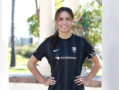 La futbolista mexicana Scarlett Camberos posa para un retrato con la camiseta de Angel City FC.