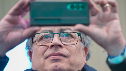 El presidente Gustavo Petro toma una fotografía con su celular en el Foro Económico Mundial 2024, en Davos, Suiza.