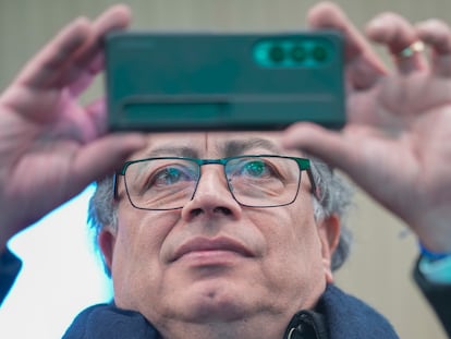 El presidente Gustavo Petro toma una fotografía con su celular en el Foro Económico Mundial 2024, en Davos, Suiza.