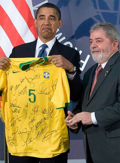 El presidente de Brasil, Lula da Silva, regala una camiseta a su homólogo estadounidense, Barack Obama.