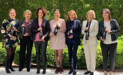 Mª Cruz Fernández (segunda por la izquierda), Lucía y Olga (quinta y sexta), hijas de Alejandro Fernández, acompañadas por hijas y sobrinas, el jueves en Madrid.